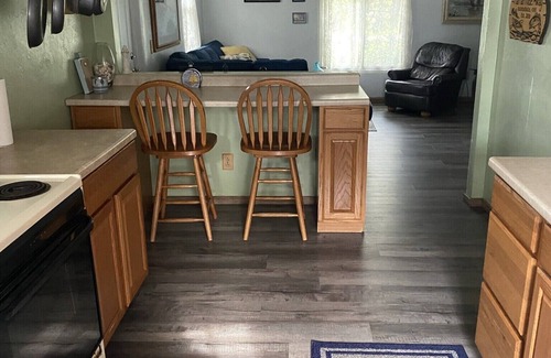 Ashtabula Cottage | “Harrah’s Hideaway” Lake Shore Park 2brm Cottage. Public Boat Ramp & Beach