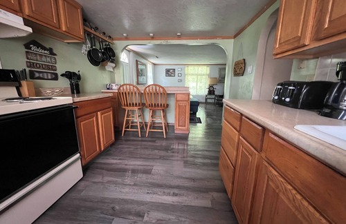Ashtabula Cottage | “Harrah’s Hideaway” Lake Shore Park 2brm Cottage. Public Boat Ramp & Beach