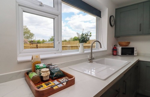 Peopleton Cottage | HARRAN ANNEX, pet friendly, with open fire in Peopleton