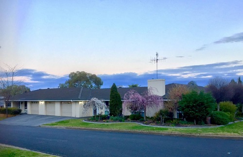 Bathurst Villa | Harris St Hideaway - FOXTEL and free Wifi