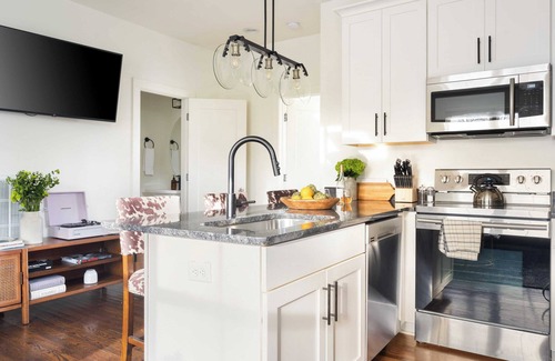 Chestnut Hill Cottage | Hart Suite 10 by Avantstay Gorgeous Town House w/Modern Amenities in Nashville!