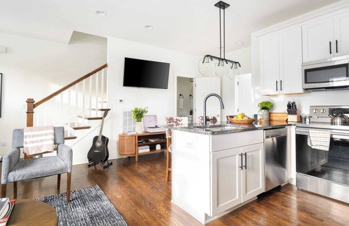 Chestnut Hill Cottage | Hart Suite 10 by Avantstay Gorgeous Town House w/Modern Amenities in Nashville!
