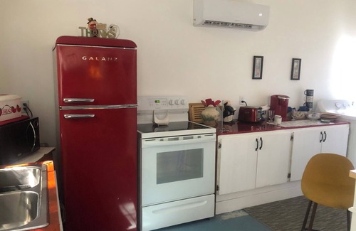 Hartford Cottage | Hartford Art House BnBnA very eclectic BnB n900 sqft interior/patio, sleeps 6