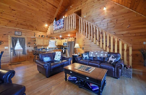 Ridgeline Vistas Cabin | Harvest Moon- View, dog friendly, hot tub, firepit