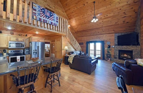 Ridgeline Vistas Cabin | Harvest Moon- View, dog friendly, hot tub, firepit