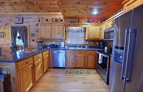 Ridgeline Vistas Cabin | Harvest Moon- View, dog friendly, hot tub, firepit
