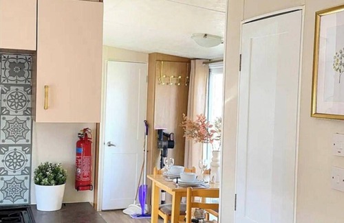 Harwich Apartment | Harwich - Caravan - Sleeps 10 - Garden - Pool