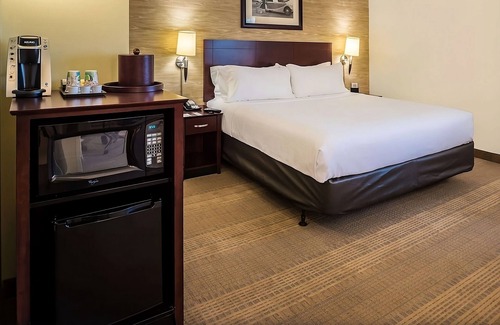 O'Hare Hotel | Hassle-free Stay w/Complimentary Airport Shuttle, Pets are Welcome!