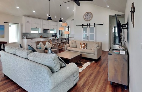 Isla Del Sol House | Hasta Bay Vista Baby! | Waterfront Retreat, Hot Tub +BreathTaken sunset.