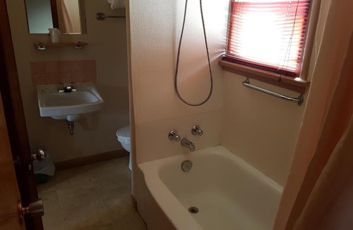 Medicine Hat Hotel | Hat Motel