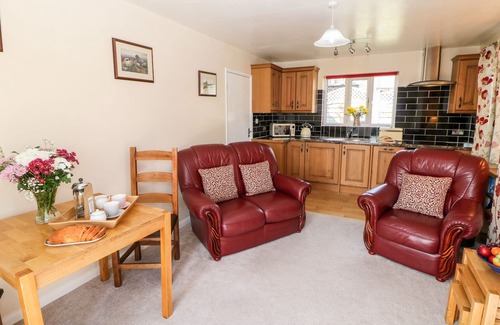 Peak District Cottage | HATHAWAY COTTAGE, character holiday cottage, with a garden in Edale