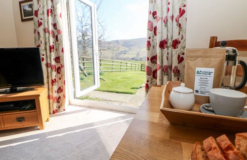 Peak District Cottage | HATHAWAY COTTAGE, character holiday cottage, with a garden in Edale
