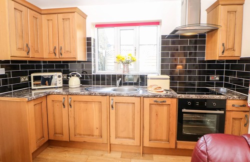 Peak District Cottage | HATHAWAY COTTAGE, character holiday cottage, with a garden in Edale