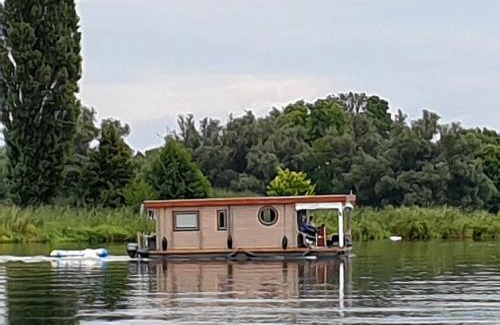 Toplitz Boat Rental | Hausboot NautikHus auf der Havel