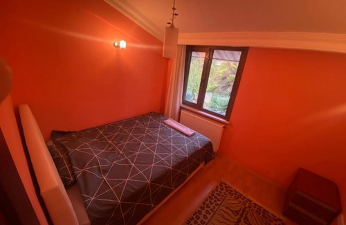 Arnavutkoy District House | Havalimanına çok yakın bahçeli villada oda