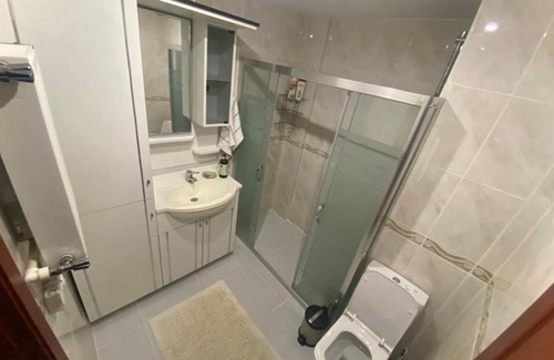 Arnavutkoy District House | Havalimanına çok yakın bahçeli villada oda