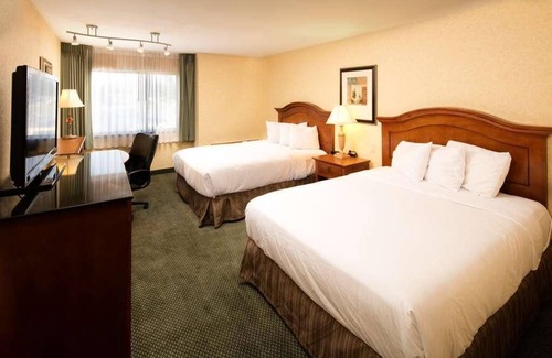 Wenatchee Hotel | Have a Fun Staycation! Pet-friendly Property with Free Parking and Pool!