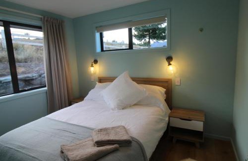 Lake Hawea House | Hawea Mountain cottage