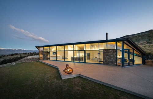Queensberry Villa | Hawk House Your sanctuary—and your launchpad—in Central Otago