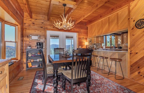 Ferguson Cabin | Hawk's Rest: Private Cabin, Great Views, Hot Tub, WIFI, Fireplace