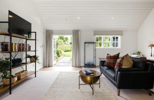 Tamahere House | Hawthorn Cottage - Deluxe Private Guesthouse