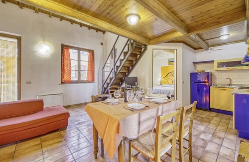 Castiglione del Lago Apartment | Hawthorn apt with shared pool family fun, Castiglione del Lago, Italy