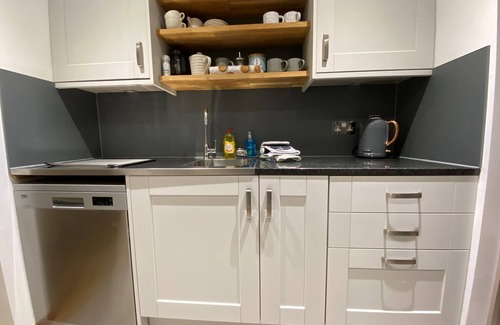 Callington Cottage | Hawthorn-luxury 4 bed cottage- great views, indoor pool hot tub, gym, fishing.