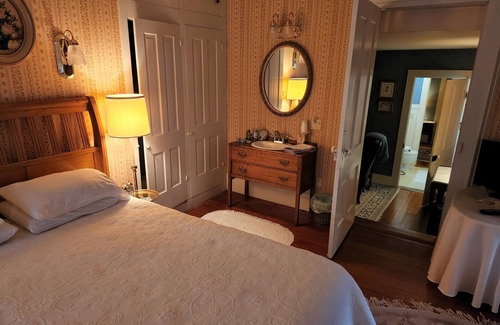 Versailles Bed & Breakfast | Hawthorne Inn