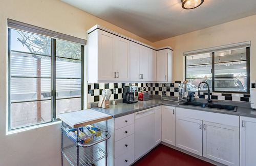 The Garden District House | Hawthorne Manor - 3BD in Central Tucson with Patio