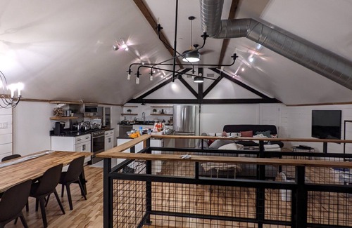 Goshen House | Hay Loft in Historic Barn - 4 Minutes to Legoland/Racetrack Views