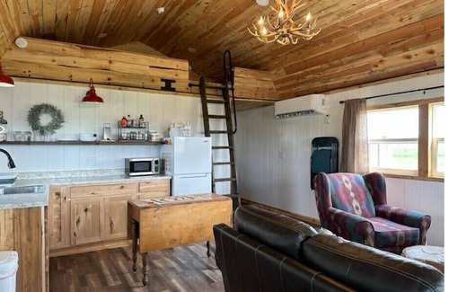 Fort Laramie Cabin | Hayfield Cabin 2, a place to get away from it all!nn
