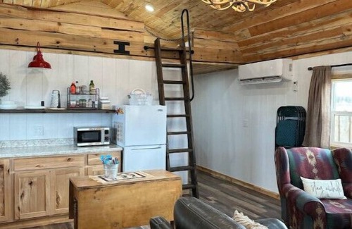 Fort Laramie Cabin | Hayfield Cabin 2, a place to get away from it all!nn