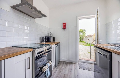 South Hayling House | Hayling Beach House with Parking | Pass The Keys
