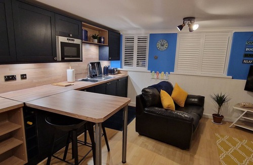 South Hayling Ski Chalet | Hayling Hideaway, private self contained cosy annex near to beach