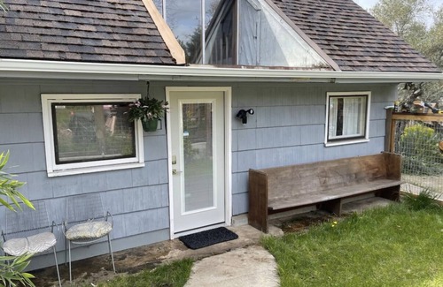 Amazon Cottage | Hayward Cottage 250 meters from Hayward Field