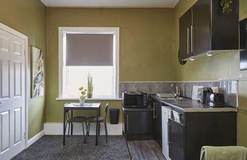 Huddersfield Apartment | Hayy Studio Leeds Road Ideal for Work Trips