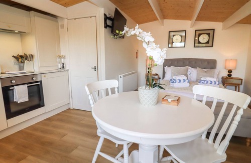 Blandford Saint Mary Cottage | HAZEL, pet friendly, character holiday cottage in Blandford Forum