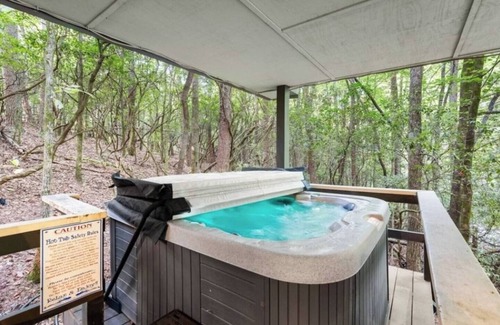 Sautee Nacoochee Cabin | Hazel's Haus | Hot Tub | Fireplace | Wi-Fi | Dogs