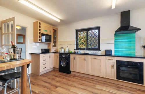 Saundersfoot Cottage | Hazelglade Cottage - Hot Tub and Games Room