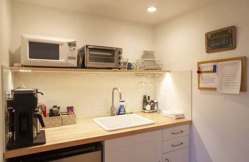 Healdsburg Cottage | Healdsburg Cottage Walk to the Plaza, Workspace