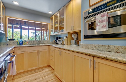 Healdsburg House | Healdsburg Home with Magnificent Vineyard View by RedAwning