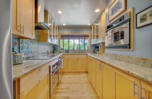 Healdsburg House | Healdsburg Home with Magnificent Vineyard View by RedAwning