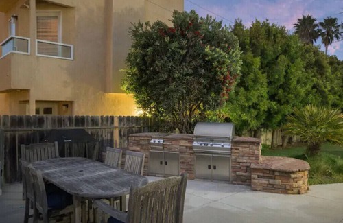 Downtown Cottage | Hear the waves from our cottage! Perfect for couples with 2 kiddos