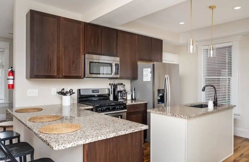Victorian Village House | Heart of Columbus- Private Parking & Yard