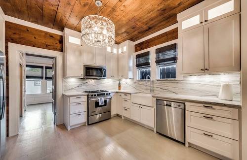 Knox - Henderson House | Heart of Dallas, 3 Bedroom, King Bed, Amazing Backyard