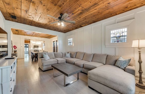 Knox - Henderson House | Heart of Dallas, 3 Bedroom, King Bed, Amazing Backyard