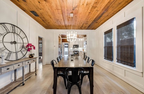 Knox - Henderson House | Heart of Dallas, 3 Bedroom, King Bed, Amazing Backyard