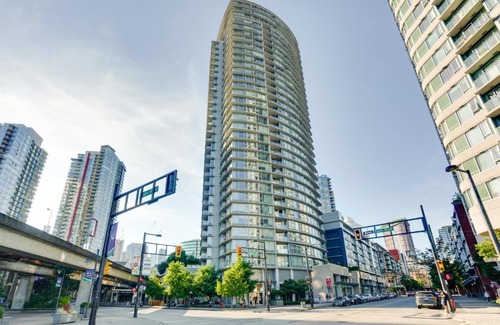 Crosstown Apartment | Heart of Downtown 1 bd Entire Condo - Pool, Gym, Parking, Office, AC