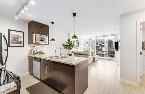 Crosstown Apartment | Heart of Downtown 1 bd Entire Condo - Pool, Gym, Parking, Office, AC