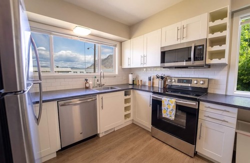 City Centre House | Heart of Downtown Kamloops - W/D + King Bed